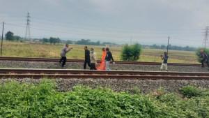 Seorang-pria-ditemukan-tergeletak-tak-bernyawa-di-samping-perlintasan-rel-keretaV.jpg