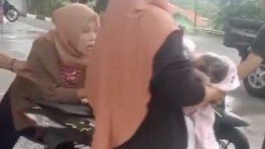 Seorang-wanita-di-Kecamatan-Sindangbarangv.jpg