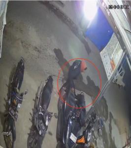Sepeda-motor-yang-tengah-terparkir-di-tempat-biliar-di-Jalan-NyimasS.jpg