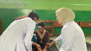 Siswa-yang-mendapatkan-penanganan-medis-akibat-keracunan-MBGF.jpg