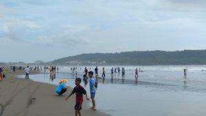 Suasana-aktivitas-wisata-di-Pos-5-pantai-barat-Pangandaranb.jpg