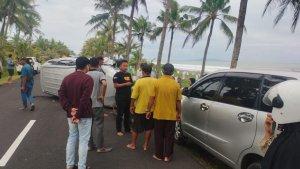 Suasana-sesaat-kecelakaan-mobil-wisawatan-di-jalan-pesisir-pantai-Pangandarand.jpg