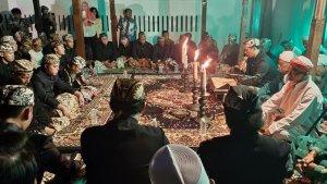 Suasana-tradisi-pembacaan-Babad-Cirebon-2072023-malam.jpg