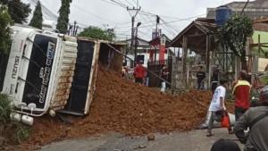 TRUK-TERGULING-Kondisi-mobil-truk-yang-terguling-di-jalan-Alternatif-CibadakS.jpg