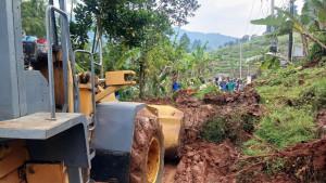 Tanah-longsor-terjadi-di-Jalan-Curug-CinulangSS.jpg