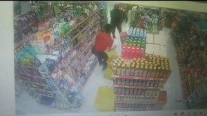 Tangkapan-layar-pegawai-minimarket-kaos-merah-berlarii.jpg
