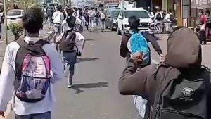 Tangkapan-layar-sebuah-video-aksi-tawuran-antar-kelompoke.jpg