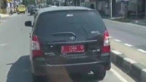Tangkapan-layar-video-viral-mobil-pelat-merah-menghalangi-laju-mobile.jpg