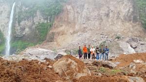 Tebing-setinggi-puluhan-meter-di-Desa-Bunijaya-Kecamatan-PagelaranS.jpg