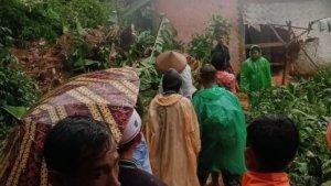 Tebing-setinggi-tujuh-meter-di-Kampung-Kasintus.jpg