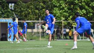 Thom-Haye-Berlatih-Persib.jpg
