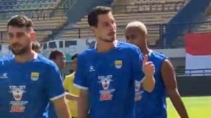 Thom-Haye-sudah-ikut-official-traning-bersama-timnyaS.jpg
