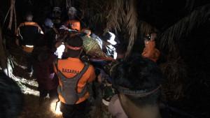 Tim-SAR-Gabungan-mengevakuasi-jasad-pendaki-di-Gunung-CakrabuanaD.jpg