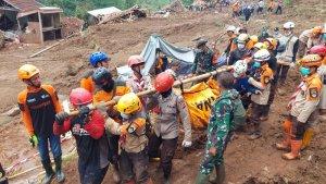 Tim-SAR-Gabungan-saat-evakuasi-jenazah-korban-longsord.jpg