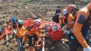 Tim-SAR-gabungan-cari-korban-longsor-cipongkor-kBB.jpg