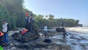 Tim-SAR-gabungan-dan-warga-saat-mencari-korban-di-TKP-Pantai-Karang-Pangantenn.jpg