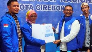 Tokoh-perempuan-muda-Kota-Cirebon-Rinna-Suryanti-saat-menerimaa.jpg