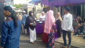 Tradisi-bagi-bagi-makanan-yang-dilakukan-masyarakat-Desa-SukarajaSS.jpg