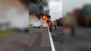 Truk-Ekspedisi-Terbakar.jpg