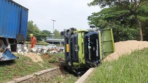 Truk-bermuatan-bahan-kimia-oleng-lalu-menabrak-dump-truk-yang-berhentiSS.jpg