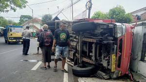 Truk-bermuatan-wortel-terguling-di-jalur-berbelokG.jpg