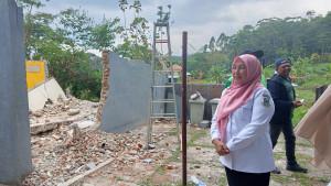 Wakil-Bupati-Kuningan-Tuti-Andriani-saat-meninjau-TKP-korban-pekerja-bangunan-meninggalS.jpg