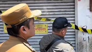 Wakil-Wali-Kota-Bandung-Erwin-saat-menyegel-toko-yang-menjual-obat-ilegald.jpg