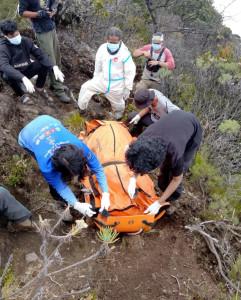 berhasil-membawa-jasad-ODGJ-yang-diketahui-membusuk-di-Puncak-Gunung-CiremaiS.jpg