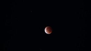 gerhana-bulan-total-dari-pantai-karangsong.jpg