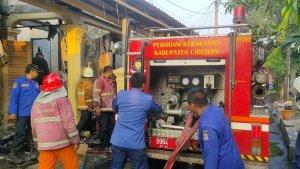 kebakaran-melanda-5-rumah-di-Desa-Mertapada-Kulon-cirebon-2.jpg