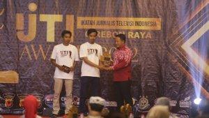kepala-lapas-kelas-ii-b-indramayu-beni-hidayat-saat-mendapat-penghargaan-ijti-award-2022d.jpg
