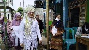mempelai-wanita-datang-ke-tps-saat-pilkada-serentak-di-cianjurd.jpg