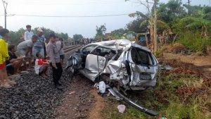 minibus-tertabrak-kereta-api-di-Cirebon-Cisaat.jpg