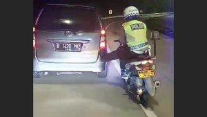polisi-step-mobil-mogok-di-Tol-Cipali-subang.jpg