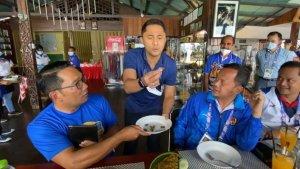 ridwan-kamil-uji-nyali-makan-ulat-sagu.jpg