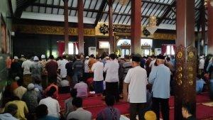 salat-gaib-untuk-eril-di-Masjid-Agung-Indramayu-Jumat-362022.jpg