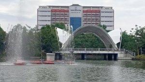 setelah-sidang-akhir-mahasiswa-telkom-universty-menceburkan-dirid.jpg