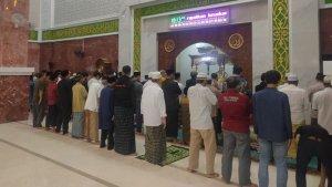 sholat-gerhana-bulan-di-Masjid-Agung-Al-Imam-Majalengka8112022.jpg