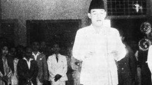 soekarno-membacakan-teks-proklamasi.jpg