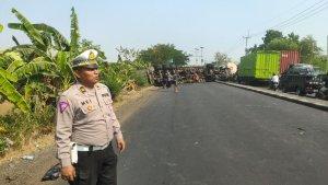truk-trailer-terguling-di-Jalan-Raya-Cirebon-Jakarta-1992023-2.jpg