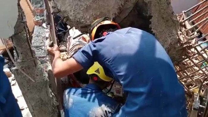 5-jam-terjepit-puing-akibat-tiang-beton-dan-mobil-crane-ambruk-bocah-di-depok-hanya-alami-lecet.jpg