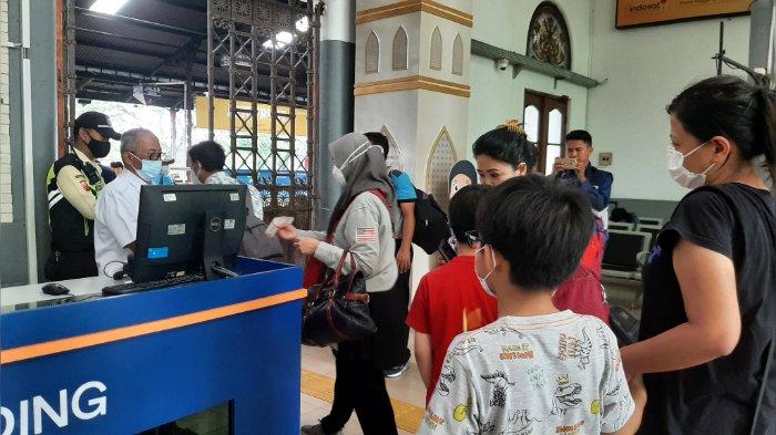 Puncak Arus Mudik Lebaran, Jumlah Penumpang Kereta di Stasiun Wilayah Cirebon Tembus 13 Ribu