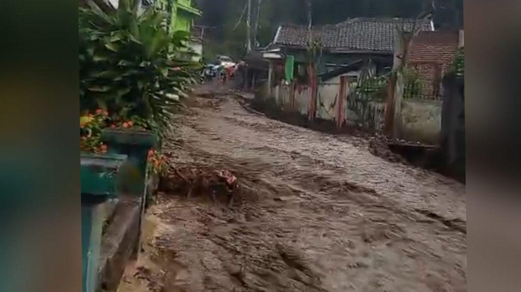 BANJIR-GARUT-Kampung-Bojong-di-Desa-Balewangi-Kecamatan-Cisurupans.jpg
