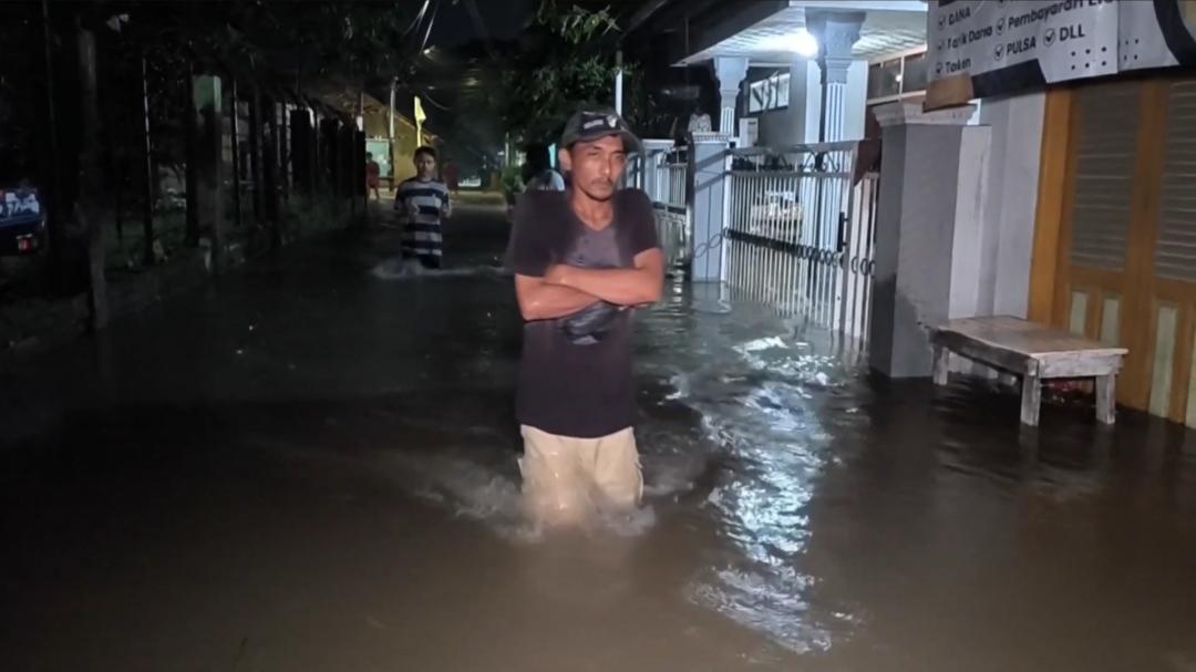 Desa Gamel Cirebon Diterjang Banjir 3 Kali dalam Sepekan, Warga Bertahan di Tengah Air Setinggi Dada
