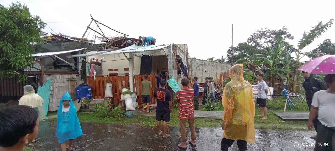 Rumah Warga Desa Subang Rusak Diterpa Angin Kencang, BPBD Kuningan Berikan Bantuan Darurat