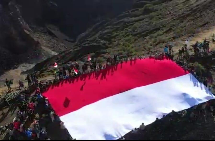 Bendera-Raksasa-Dikibarkan-oleh-Polisi-Majalengka-di-Puncak-Gunung-Tertinggi-di-Jawa-Barat-1.jpg