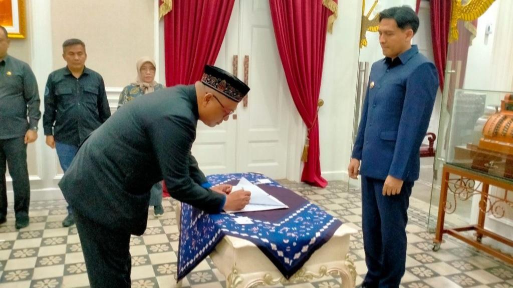 Bupati-Indramayu-Lucky-Hakim-saat-menyaksikan-penandatangananSS.jpg