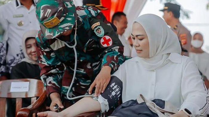 Bupati-Karawang-Cellica-Nurrachadiana-terkena-heatstroke-1.jpg
