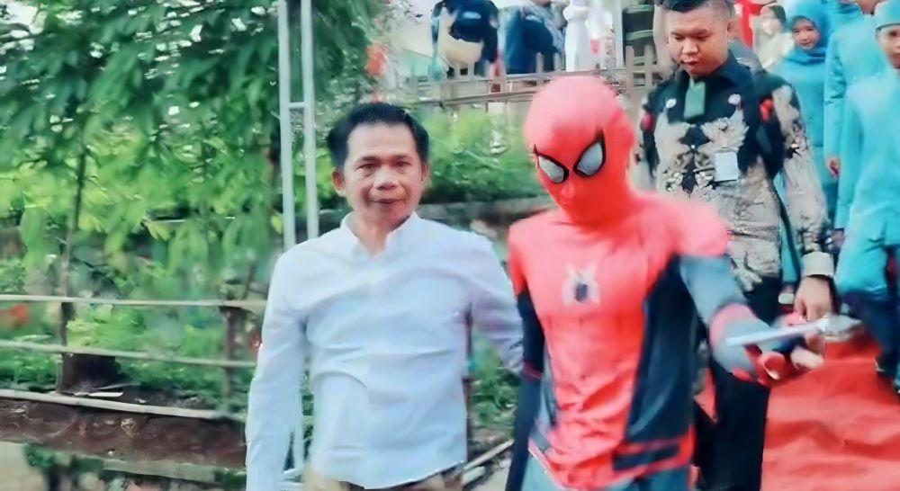 Om Zein Diantar Spiderman ke TPS 002 Untuk Mencoblos, Berharap Menang di Pilkada Purwakarta