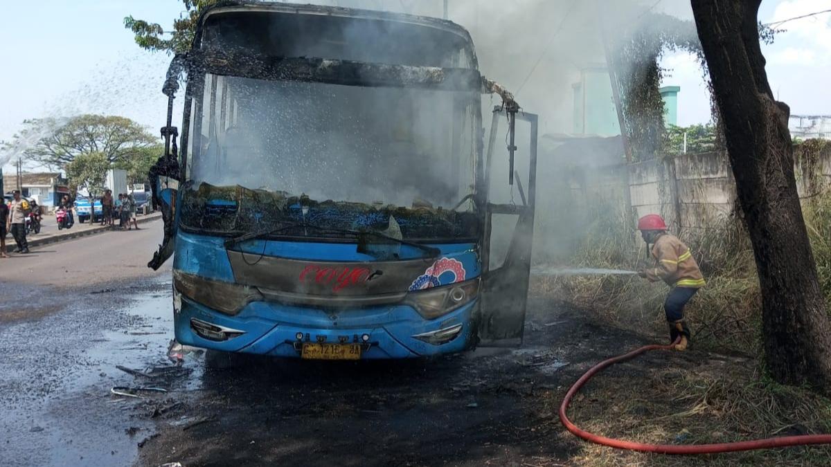 Damkar-Padamkan-Api-Bus-PO-Coyo.jpg